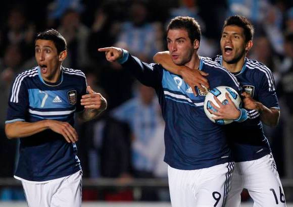 Reuters - Diego P&#233;rez adelant&#243; a los uruguayos a los seis minutos aprovechando la debilidad de Argentina. Gonzalo Higua&#237;n empat&#243; a los 17 de cabeza tras recibir una entrega milim&#233;trica de Messi.