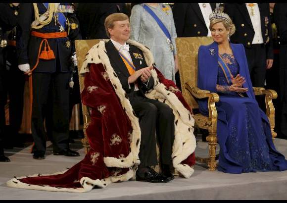 Reuters - El nuevo rey uso el manto de investidura, utilizado desde 1815 por los reyes y reinas de los Países Bajos.