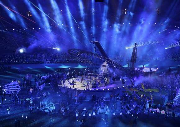 Reuters - El cálido aplauso que recibieron dio paso al momento más esperado de la velada: la aparición de Coldplay al estadio acompañados por varios grupos artísticos que con sus diferentes números, muchos de ellos interpretados por personas con algún tipo de discapacidad, simulaban el paso de las estaciones del año.