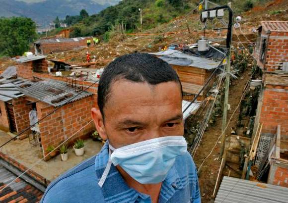 Esteban Vanegas - Como si no entendieran que sucede, en Calle Vieja se pueden ver personas deambulando en busca de una frase que los deje irse tranquilos a llorar: "Lo encontramos".