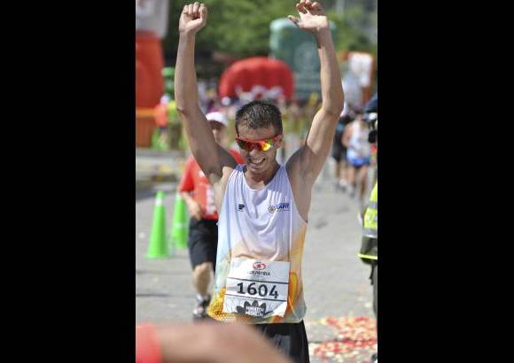 Esteban Jaramillo y Sebasti&#225;n Salazar - M&#225;s de 10 mil competidores se dieron cita en esta hist&#243;rica cita deportiva que se corr&#237;a en las modalidades de 5, 10, 21 y 42 kil&#243;metros.