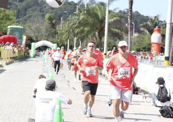 Esteban Jaramillo y Sebasti&#225;n Salazar - M&#225;s de 10 mil competidores se dieron cita en esta hist&#243;rica cita deportiva que se corr&#237;a en las modalidades de 5, 10, 21 y 42 kil&#243;metros.