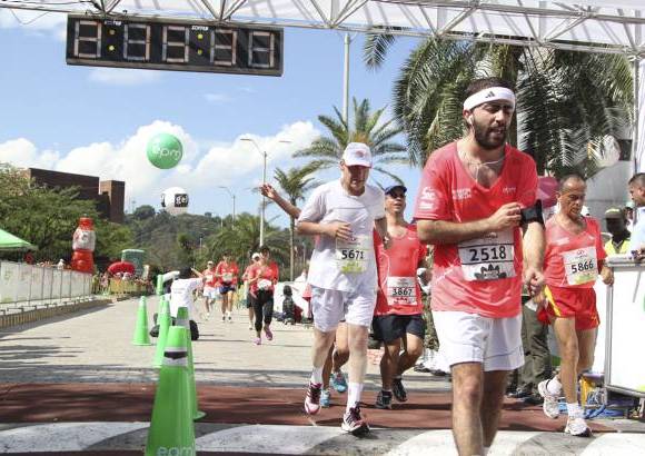 Esteban Jaramillo y Sebasti&#225;n Salazar - M&#225;s de 10 mil competidores se dieron cita en esta hist&#243;rica cita deportiva que se corr&#237;a en las modalidades de 5, 10, 21 y 42 kil&#243;metros.