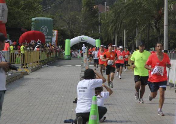 Esteban Jaramillo y Sebasti&#225;n Salazar - M&#225;s de 10 mil competidores se dieron cita en esta hist&#243;rica cita deportiva que se corr&#237;a en las modalidades de 5, 10, 21 y 42 kil&#243;metros.