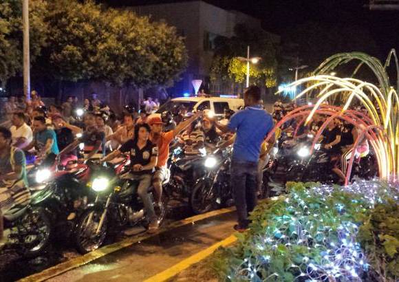 Alex Hereira - Tras conocer la muerte de Diomedes D&#237;az, miles de personas en Valledupar salieron a la calle e hicieron una caravana por las principales calles de la ciudad.