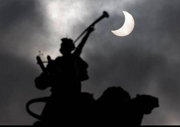 Reuters - El fen&#243;meno astron&#243;mico tuvo su comienzo al amanecer sobre Argelia y se pudo apreciar incluso en Etiop&#237;a, y se prev&#233; que termine al anochecer de Mongolia, tras ser visto tambi&#233;n sobre el cielo de Rusia y Kazajist&#225;n.