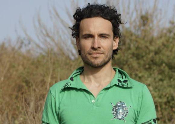Cortes&#237;a Canal Caracol - Jaime Andr&#233;s Espinal Ortiz. 32 a&#241;os. Medell&#237;n. Escritor. Ha ganado varios premios como escritor y dramaturgo. Vive en Bogot&#225; y se considera una persona anal&#237;tica. En el 2003 vivi&#243; en Phoenix haciendo su pr&#225;ctica profesional y de ah&#237; surge su primera novela, Open the window pa que la mosca fly. El tiempo libre lo es todo para &#233;l. Practica el f&#250;tbol y el Kick Boxing, es soltero y no tiene hijos.