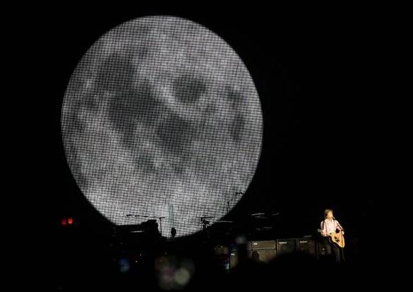 Reuters - Dentro del repertorio de 38 canciones tambi&#233;n se escucharon Paperback Writer, The Long and Winding Road, Eleanor Rigby y Band of The Run.