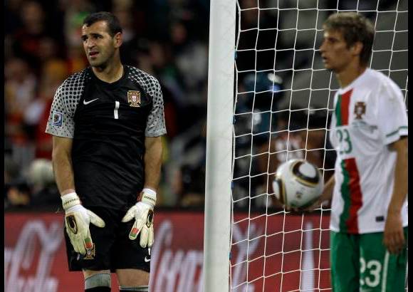 AP - La angustia del portero Eduardo al no poder detener el remate de Villa.