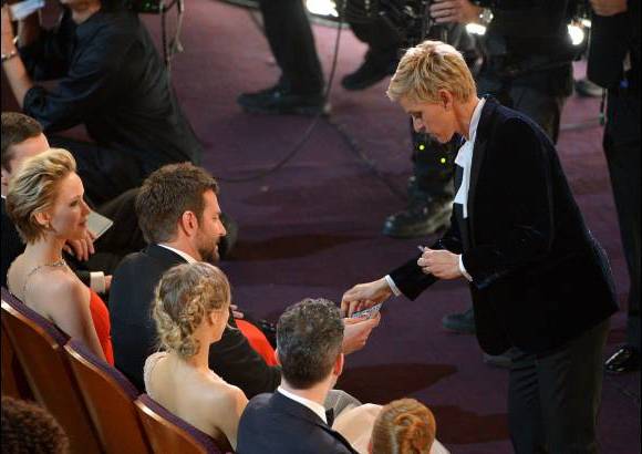 AP - Elle Degeneres habla en plena ceremonia con Bradley Cooper.
