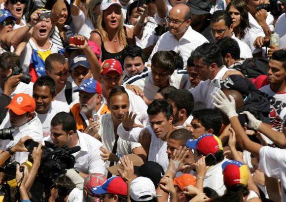 Reuters - L&#243;pez dijo a sus seguidores que no teme ir a la c&#225;rcel por defender sus creencias y el derecho constitucional a protestar pac&#237;ficamente contra el presidente Nicol&#225;s Maduro.