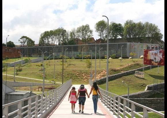 FOTO EL COLOMBIANO - Espacios diseñados para contribuir a la transformación de la ciudad desde los ámbitos educativo, cultural y social. En los parques biblioteca convergen distintas instituciones en un mismo espacio para generar tejido social y plantear un nuevo estilo de convivencia.