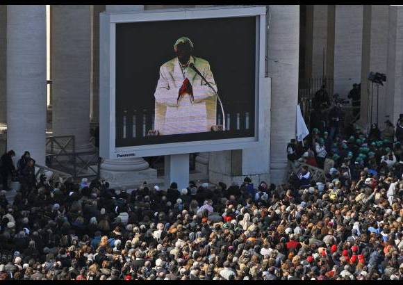 AP - A medida que el papa avanzaba en su discurso sobre el proceso de su renuncia el silencio se tornaba en clara conmoci&#243;n de los all&#237; presentes.