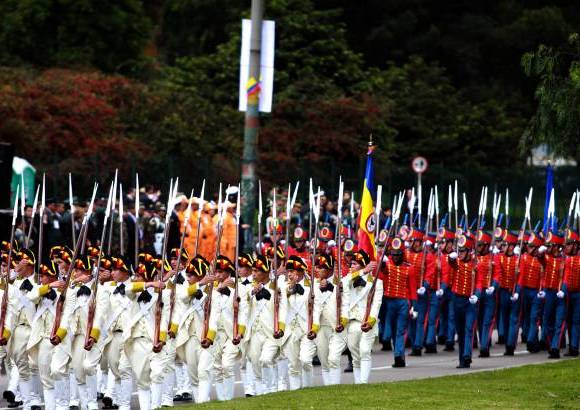 Raúl Palacios-Colprensa - Uniformes y armas antiguas se vieron en el Desfile del Bicentenario.