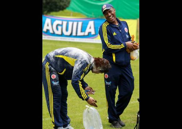 Colprensa-Ra&#250;l Palacios - Al final de su primer entrenamiento en Bogot&#225;, con huevos, harina y caf&#233; sus compa&#241;eros le festejaron los 20 a&#241;os que cumpli&#243; el pasado 12 de julio.