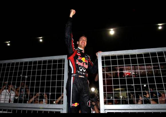 AP - El alemán Sebastian Vettel, de la escudería Red Bull, se convirtió en el piloto más joven en lograr el bicampeonato de Fórmula Uno al quedar en el tercer lugar del Gran Premio de Japón, carrera que ganó el británico Jenson Button.