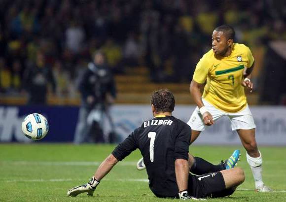 Reuters - Robinho, arranc&#243; en la banca en la fecha anterior ante Paraguay, regres&#243; al ataque junto con Neymar, Pato y Paulo Henrique Ganso, y tambi&#233;n fue una amenaza constante.