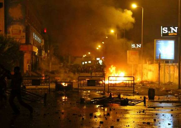 Reuters - En un intento por mitigar las protestas, la Junta Militar public&#243; un decreto que impide concurrir a exmiembros del disuelto partido de Mubarak en las pr&#243;ximas elecciones, una de las principales reivindicaciones de activistas y grupos pol&#237;ticos.