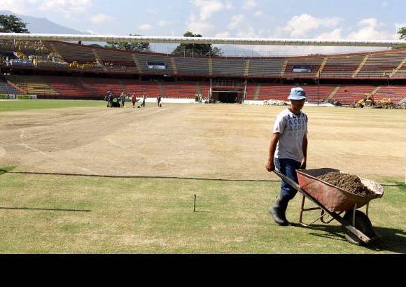 Juan Fernando Cano - La grama del estadio Atanasio Girardot recibió el último retoque antes del Mundial Sub20 que se celebrará en el país. Los encargados de las obras aseguraron que avanzan en un 96 por ciento.