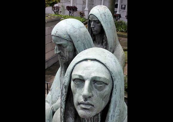 Julio C&#233;sar Herrera - La tres Mar&#237;as de Bernardo Vieco Ortiz en el Museo Cementerio San Pedro.