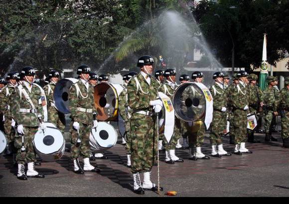 R&#243;bison S&#225;enz - La banda del Ej&#233;rcito interpret&#243; el Himno Nacional.
