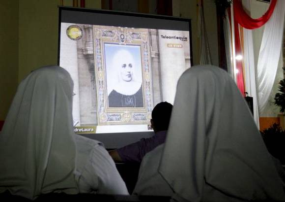 Donaldo Zuluaga - Las lauritas siguieron la canonizaci&#243;n de Santa Laura en pantalla gigante.