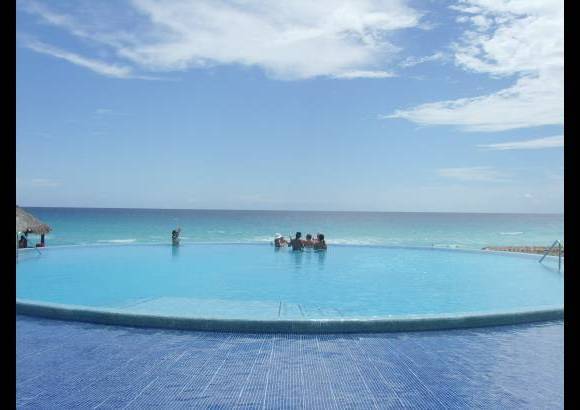 Liliana Vélez de Restrepo - Piscinas y mar se unen entre azules en el hotel Live Aqua.