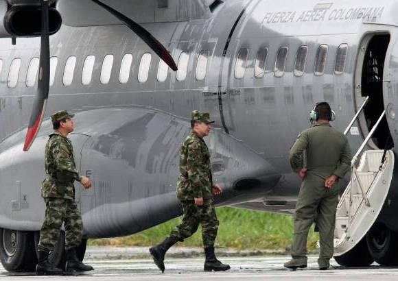 Reuters - En el aeropuerto Alfonso Bonilla, ubicado en el municipio de Palmira, abordaron un avión de la Fuerza Aérea Colombiana que los llevaría a Bogotá.