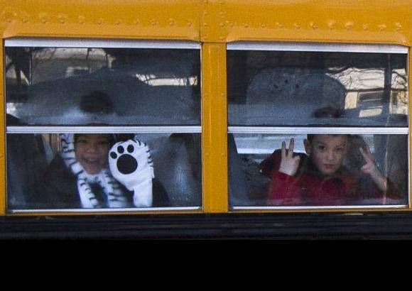 Reuters - Cientos de menores que escaparon el mes pasado a un terrible ataque en una escuela primaria en Newtown, Connecticut, han vuelto a sus aulas por primera vez desde que un hombre armado mató a 20 de sus compañeros y a seis miembros del plantel.