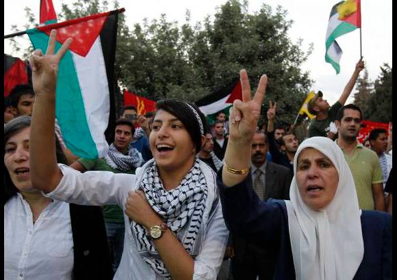 Reuters - Lo mismo sucedi&#243; en otras ciudades cisjordanas como Nablus, Hebr&#243;n, Tulkarem o Bel&#233;n, donde miles de personas se concentraron ante pantallas gigantes para seguir la hist&#243;rica intervenci&#243;n de Ab&#225;s en Nueva York.