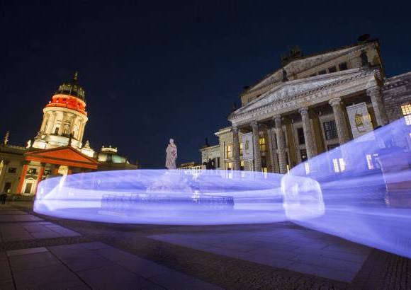 AP - Luces y proyecciones iluminan plaza Gendarmenmarkt y la Catedral Alemana, durante el primer Festival de la luz en Berl&#237;n donde muchos edificios y monumentos hist&#243;ricos ser&#225;n iluminados.