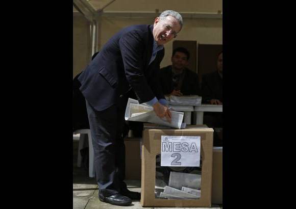Agencias - El expresidente, &#193;lvaro Uribe, hizo presencia en las urnas durante la jornada electoral del domingo 9 de marzo.