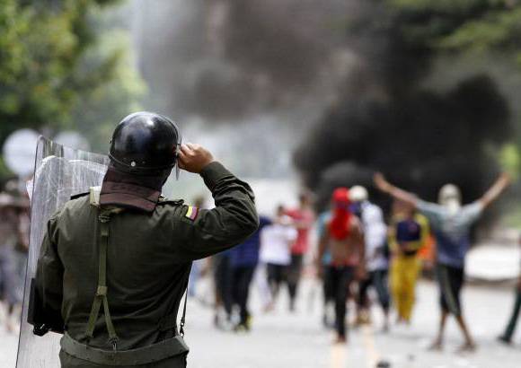 Donaldo Zuluaga - En el paro de los mineros en Caucasia los marchantes se encontraron con el escuadrón del Esmad de la Policía, donde a piedras, de un lado, y gases del otro iniciaron los disturbios.