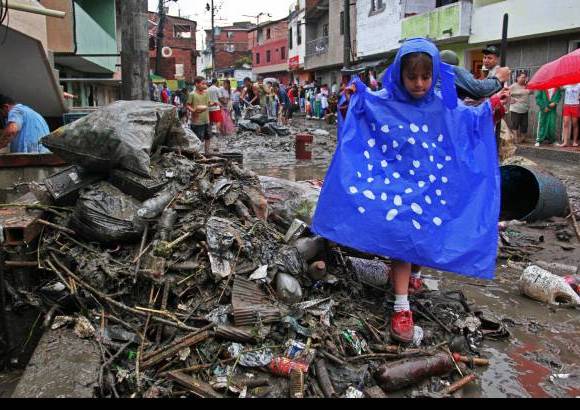 Esteban Vanegas - La creciente de la quebrada La Madera dej&#243; varios estragos en el barrio Santander, de Medell&#237;n, l&#237;mites con Bello.