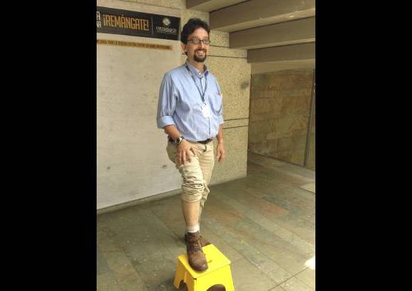 Catalina Hernández Osorio - José Ricardo Duque, docente Universiad CES. "Para nosotros como profesionales de la salud es importante comprender el dolor de las víctimas y ayudarles a recuperar sus actividades, después de la pérdida de una extremidad".