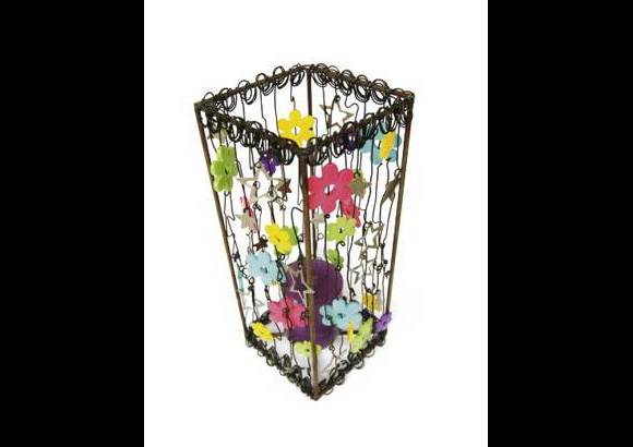 Delicado farol hecho a mano - Con paciencia y cuidado, Elisa Robledo dobla el alambre y ensarta flores acr&#237;licas y estrellas met&#225;licas. As&#237; lo hace, una y otra vez, hasta darle forma a este colorido y delicado farol, ideal para lucir en cualquier espacio de la casa. Tel&#233;fono: 276 89 73.