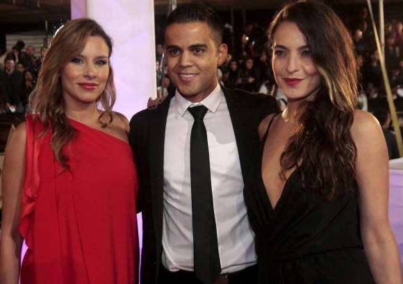 Colprensa-Christian Castillo - &#193;ngela Vergara, actriz de &#191;D&#243;nde est&#225; Elisa?, un fan y Patricia Casta&#241;eda, actriz de Los caballeros las prefieren brutas.