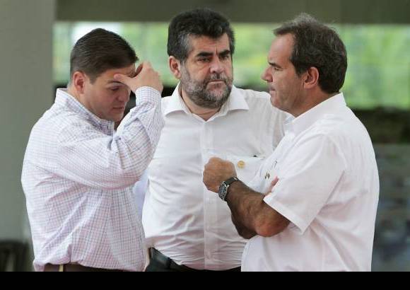 Foto Reuters - El ministro colombiano de Defensa, Juan Carlos Pinz&#243;n, intercambi&#243; impresiones con su hom&#243;logo chileno, Andr&#233;s Allamand y el ministro de Interior de Chile, Rodrigo Ubilla.