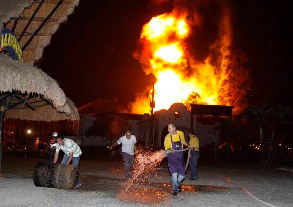 Edwin Bustamante - El incendio se extendi&#243; a otros dos locales vecinos, entre ellos una empresa de importaci&#243;n de motores inaugurada a finales del a&#241;o pasado.