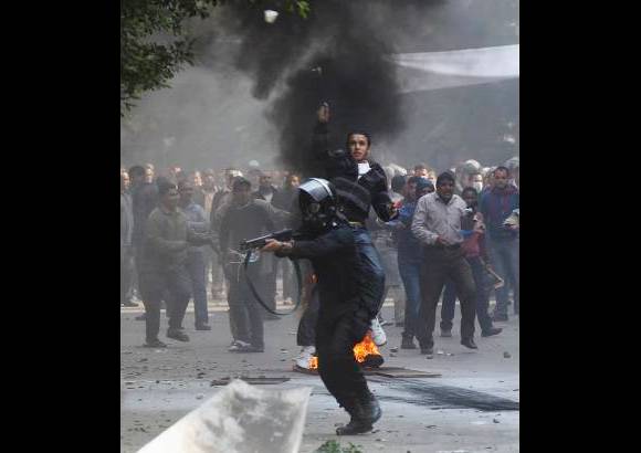 Reuters - Un amplio n&#250;mero de polic&#237;as custodiaba el Ministerio del Interior, en tanto el principal foco de tensi&#243;n segu&#237;a siendo la calle que lleva a este edificio gubernamental desde Tahrir.