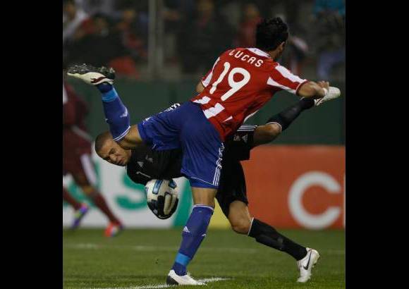 AP - Paraguay empat&#243; 3-3 con Venezuela luego de ceder dos goles en los minutos finales, pero de todos modos se clasific&#243; a los cuartos de final de la Copa Am&#233;rica.