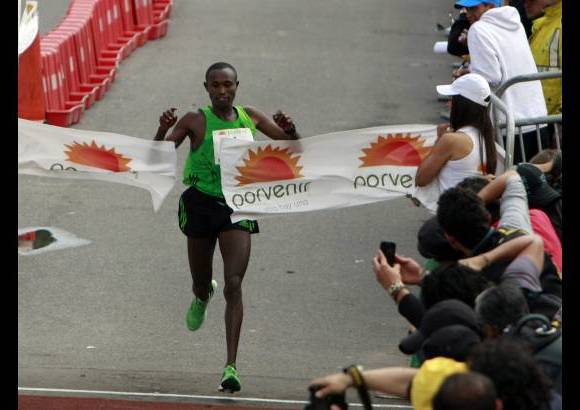 Colprensa - El keniano Geoffrey Mutai logr&#243; una clara victoria, con m&#225;s de dos minutos de ventaja respecto al et&#237;ope Deriba Merga, vencedor el a&#241;o pasado.
