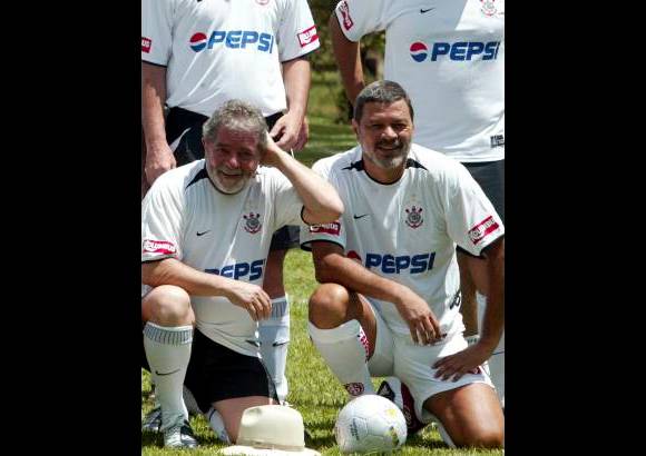 Reuters - Conocido como Doctor S&#243;crates, fue &#237;dolo del Corinthians, pero tambi&#233;n jug&#243; para el Flamengo, el Santos y para la Fiorentina en Italia.