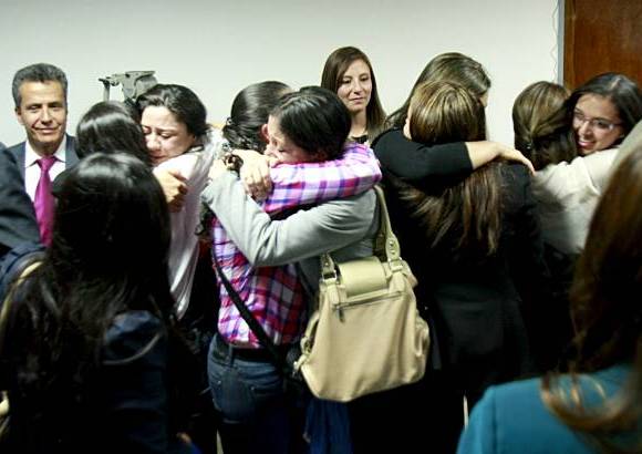 Colprensa - Los familiares y amigos de las universitarias no ocultaron su alegr&#237;a tras conocer la decisi&#243;n de la jueza.