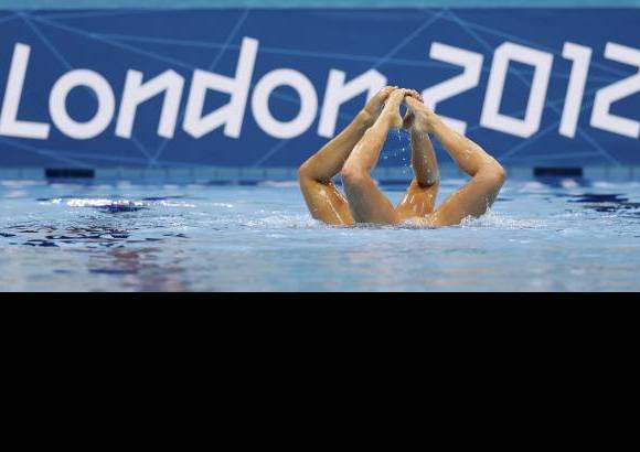 Reuters - Una impresionante muestra de coordinaci&#243;n por parte de las estadounidenses Mary Killman y Mariya Koroleva.