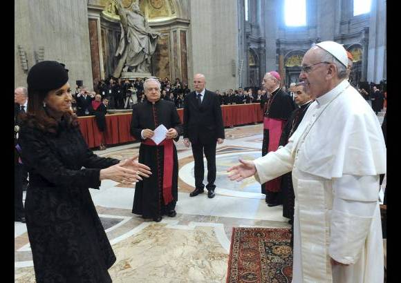 Reuters - El Papa Francisco saluda a la presidenta de Argentina Christina Fern&#225;ndez
