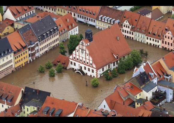 AP - La alcaldia de Grimma, en Alemania del este, est&#225; rodeada de agua.
