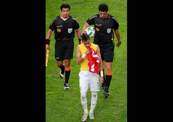 Reuters - En el entretiempo del partido un jugador de Paraguay le pidi&#243; la camiseta al brasile&#241;o Neymar.