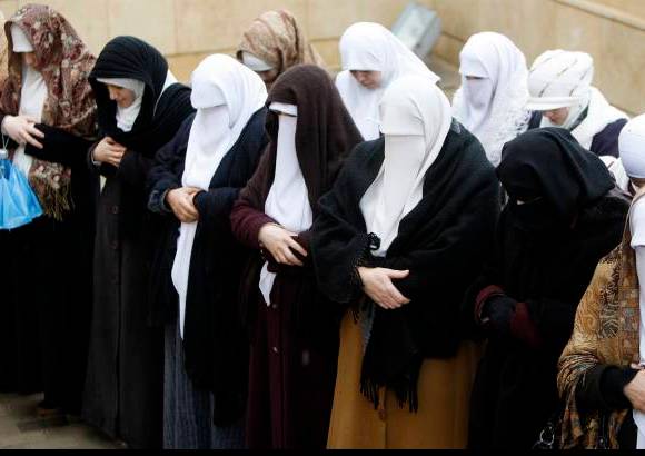 Reuters - La tensi&#243;n y la violencia vividas en los &#250;ltimos d&#237;as, no han disuadido a las mujeres de aportar su granito de arena a este momento hist&#243;rico.
