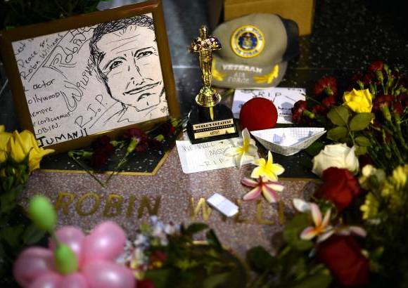 AP - Familia, amigos y admiradores, le rinden un homenaje a Robin Williams, record&#225;ndo sus pel&#237;culas, sus frases y su aparente buen humor eterno.